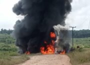 Mobil Pembawa Minyak Ilegal Terbakar di Hindoli Keluang, Asap Hitam Menampar Langit Aparat Diam