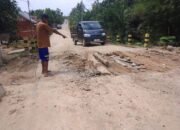 Jembatan Desa Sungai Dua, Kecamatan Sungai Keruh, masih terombang-ambing karena belum selesai.20/10/2025