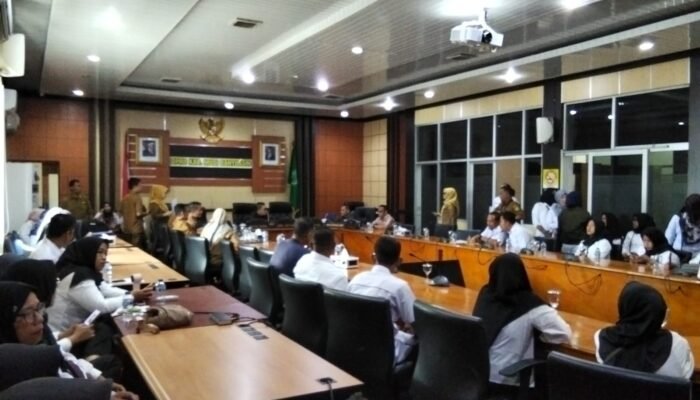 RATUSAN PPPK R-4 DATANGI DPRD MUBA, MINTA KEJELASAN STATUS KEPEGAWAIAN — DISDIKBUD DAN BKSDM HADIR DALAM AUDIENSI