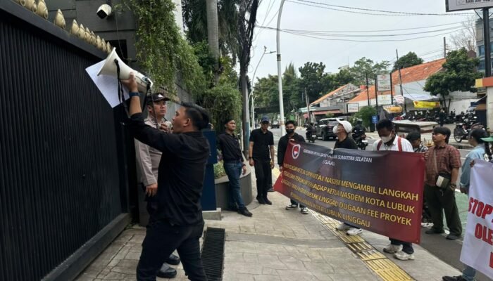 WALIKOTA LUBUKLINGGAU DIDEMO GERAKAN PEMUDA MAHASISWA SUMATRA SELATAN (GAASS)